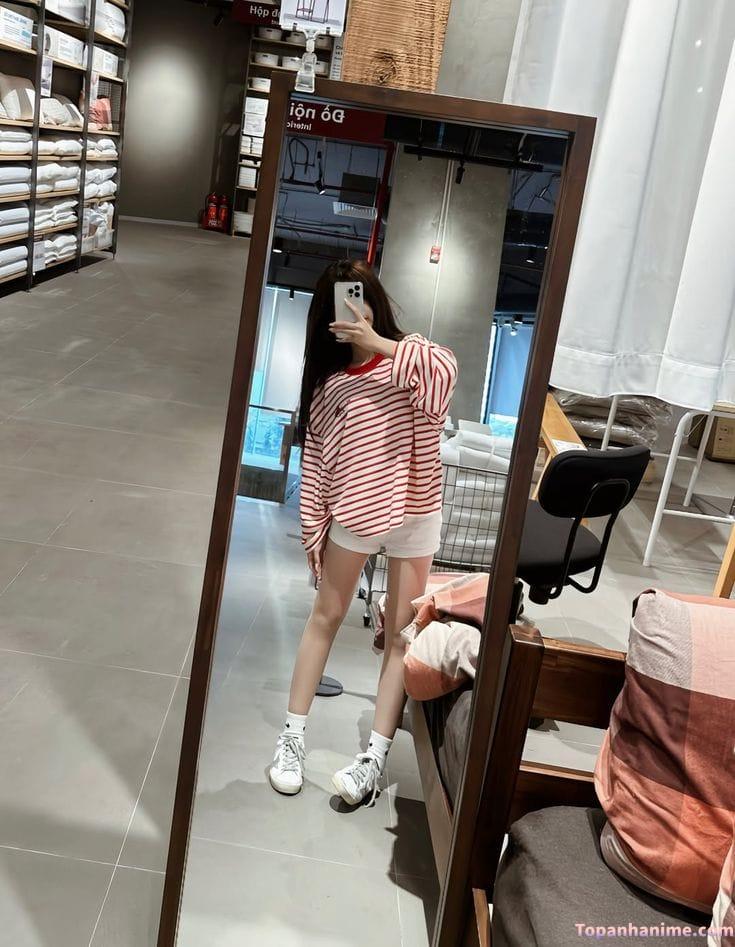 Ảnh gái xinh che mặt bằng điện thoại 2