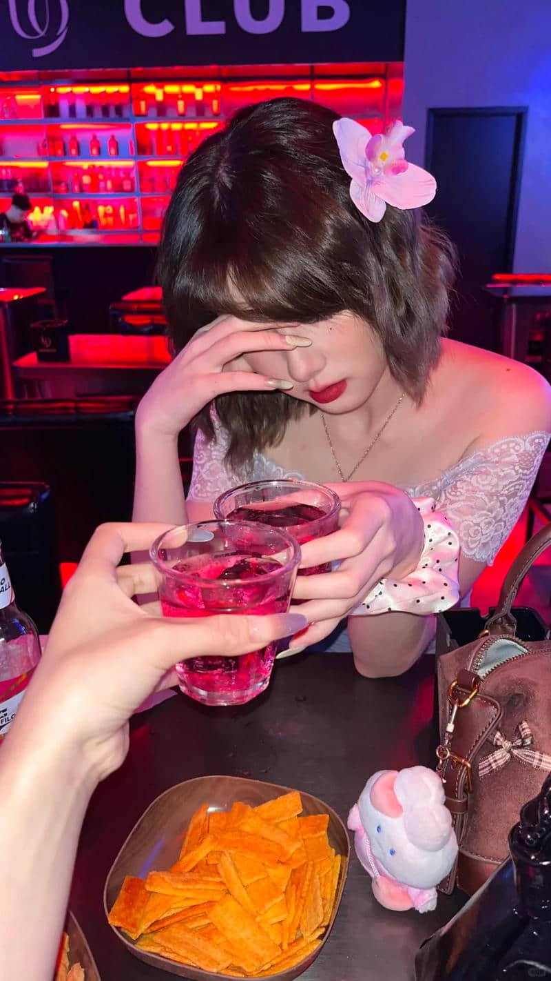 ảnh gái đi bar 50