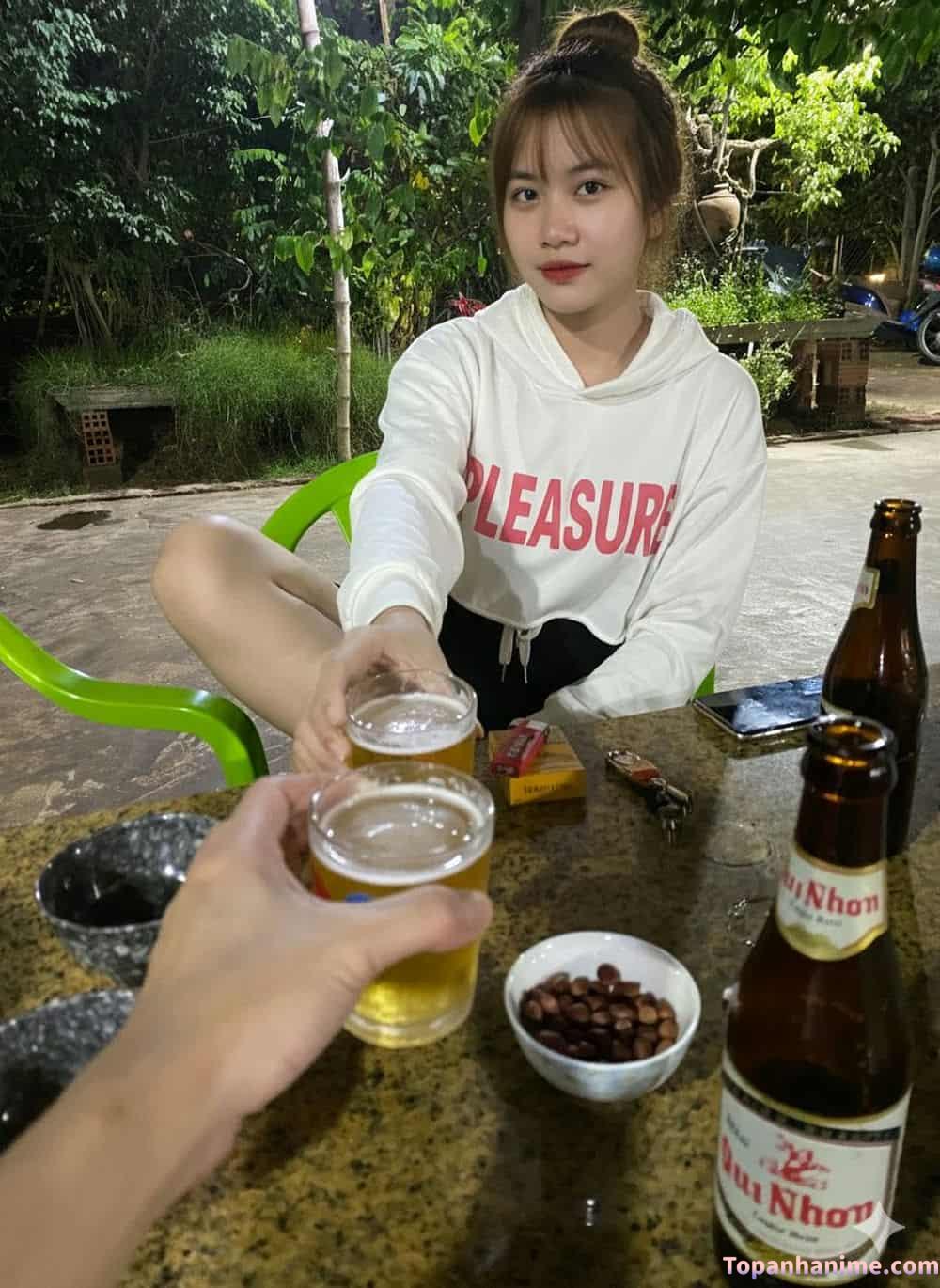 ảnh con gái uống bia 23