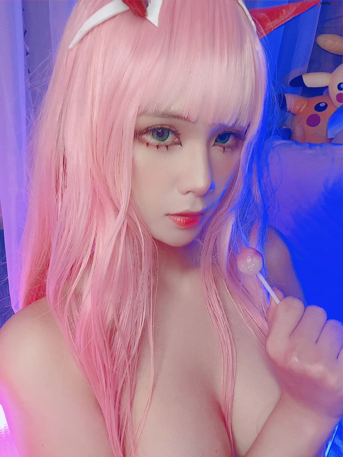 Pyoncos cosplay Zero Two 29