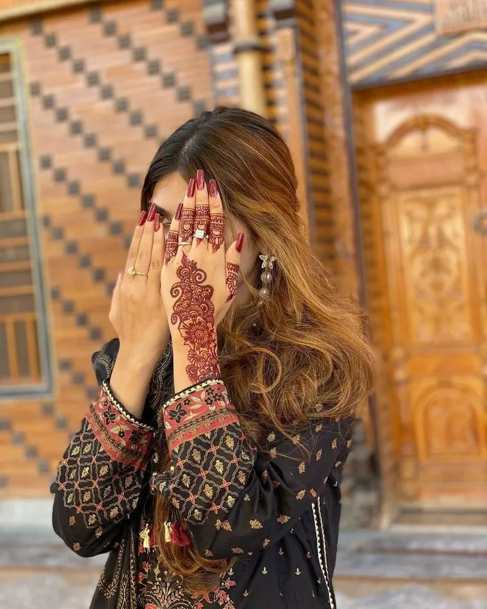 Attractive Instagram Hidden Face DP for Girls 30