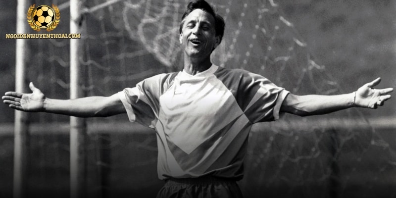 Ajax biến Johan Cruyff thành biểu tượng Total Football