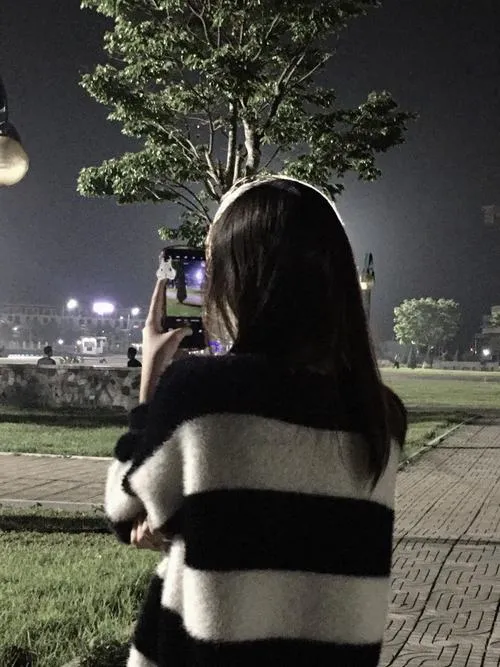 Ảnh Che Mặt Con Gái Avatar Cute 10