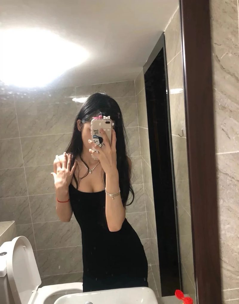 ảnh chụp trước gương che mặt nữ 15