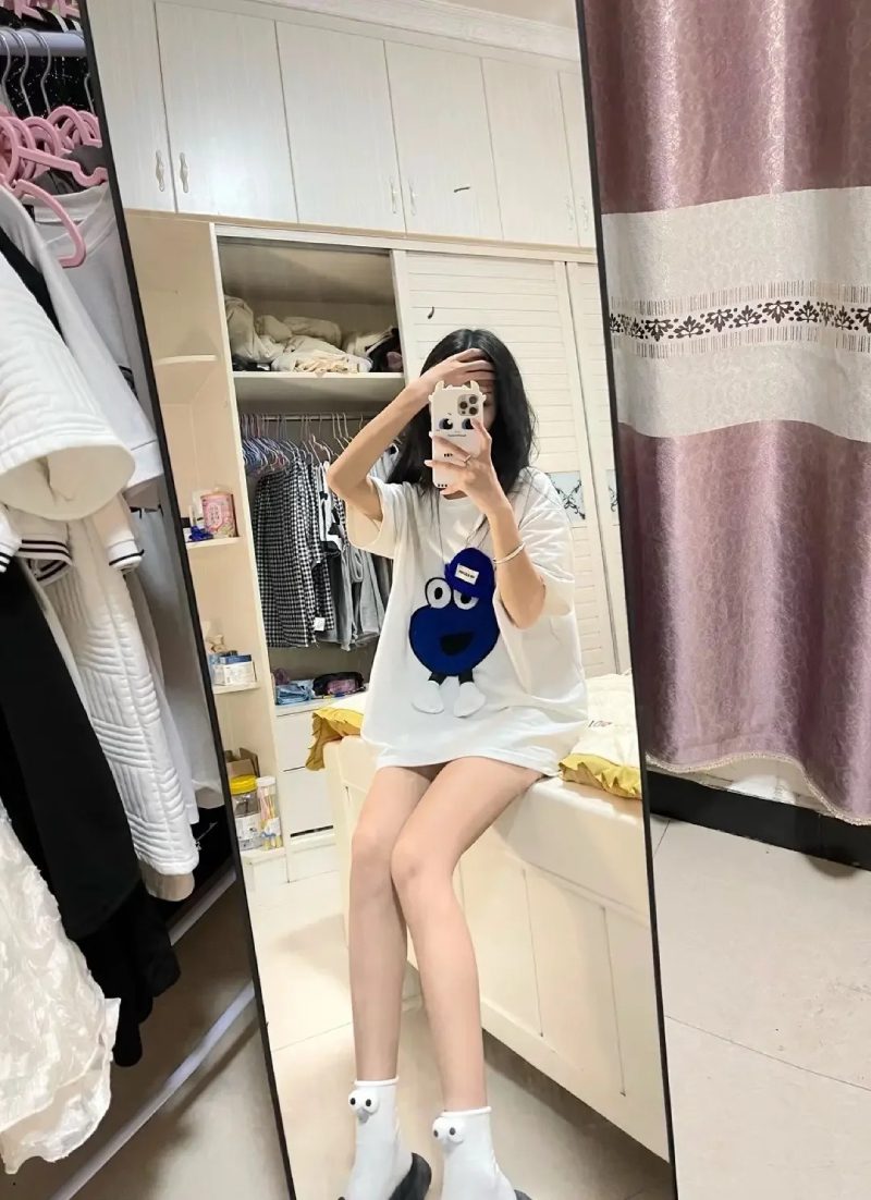 ảnh chụp trước gương che mặt nữ 21