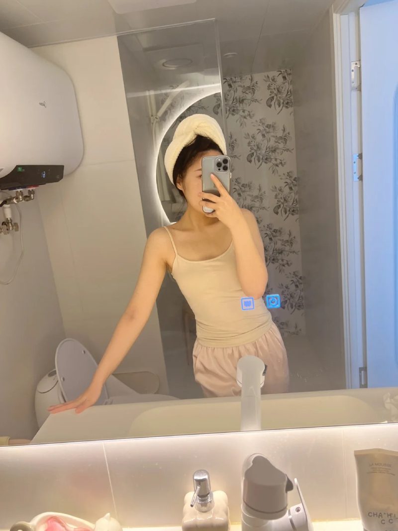 ảnh chụp trước gương che mặt nữ 28