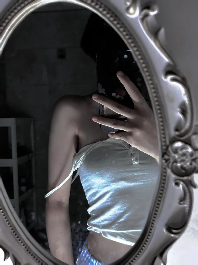 ảnh chụp trước gương che mặt nữ 32