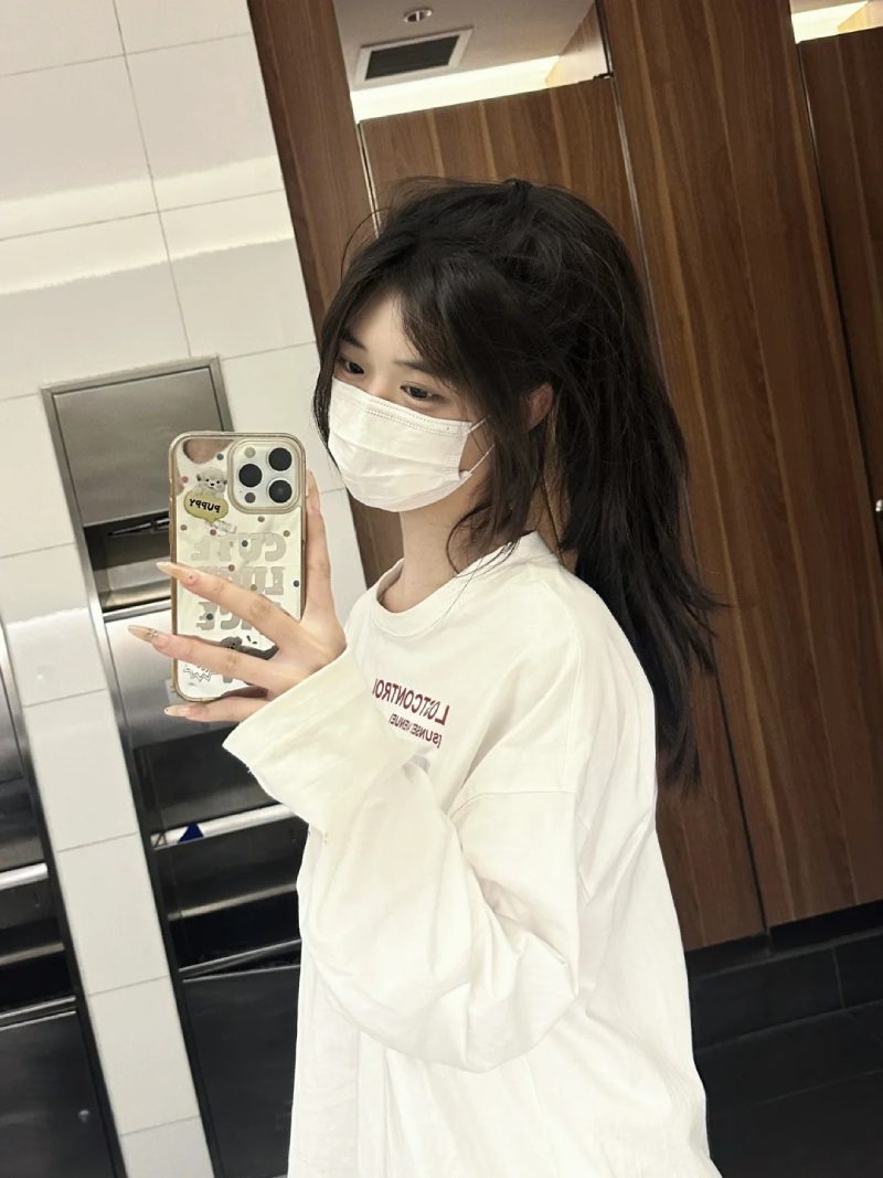 ảnh chụp trước gương che mặt nữ 36