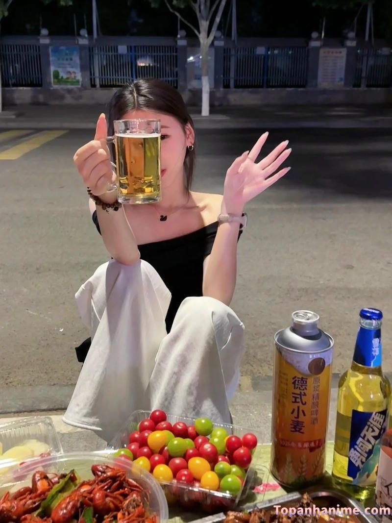 ảnh con gái uống bia 43
