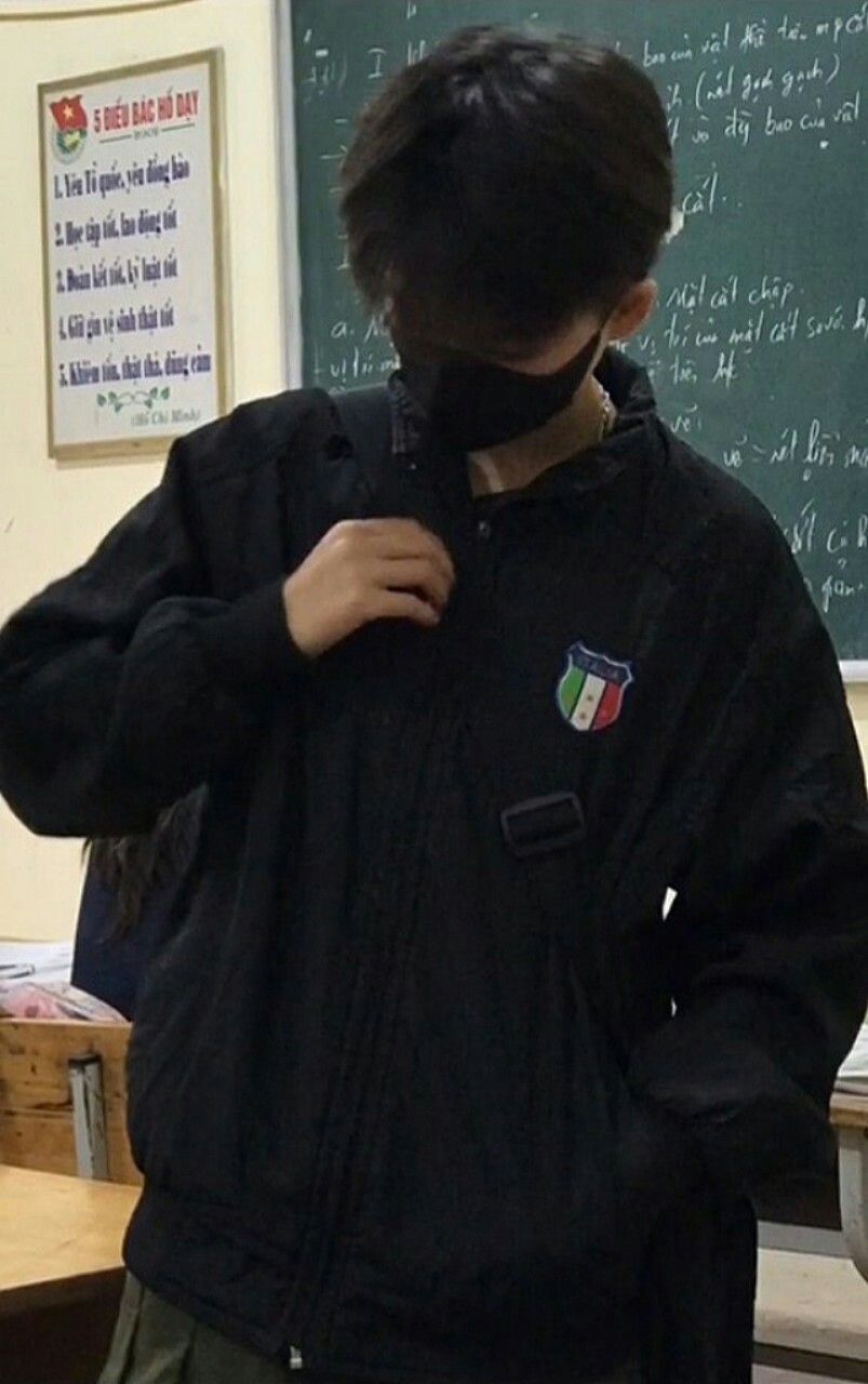 Ảnh con trai đeo khẩu trang đen 7