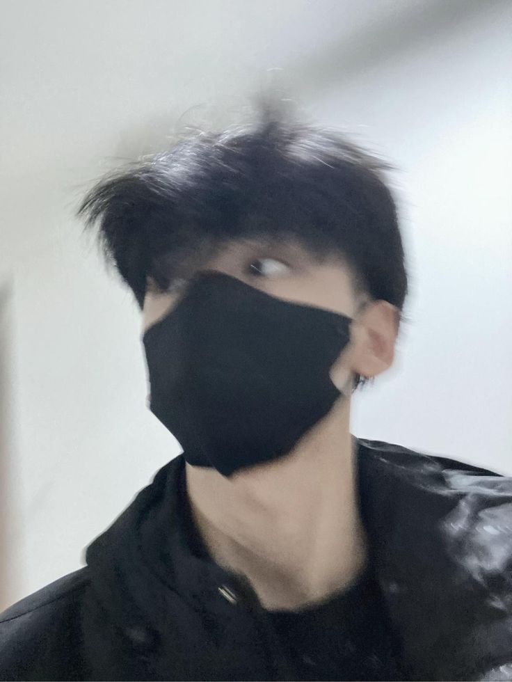 Ảnh con trai đeo khẩu trang đen 10