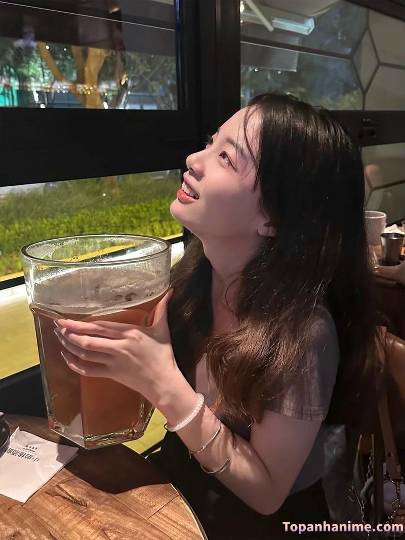 ảnh con gái uống bia 51