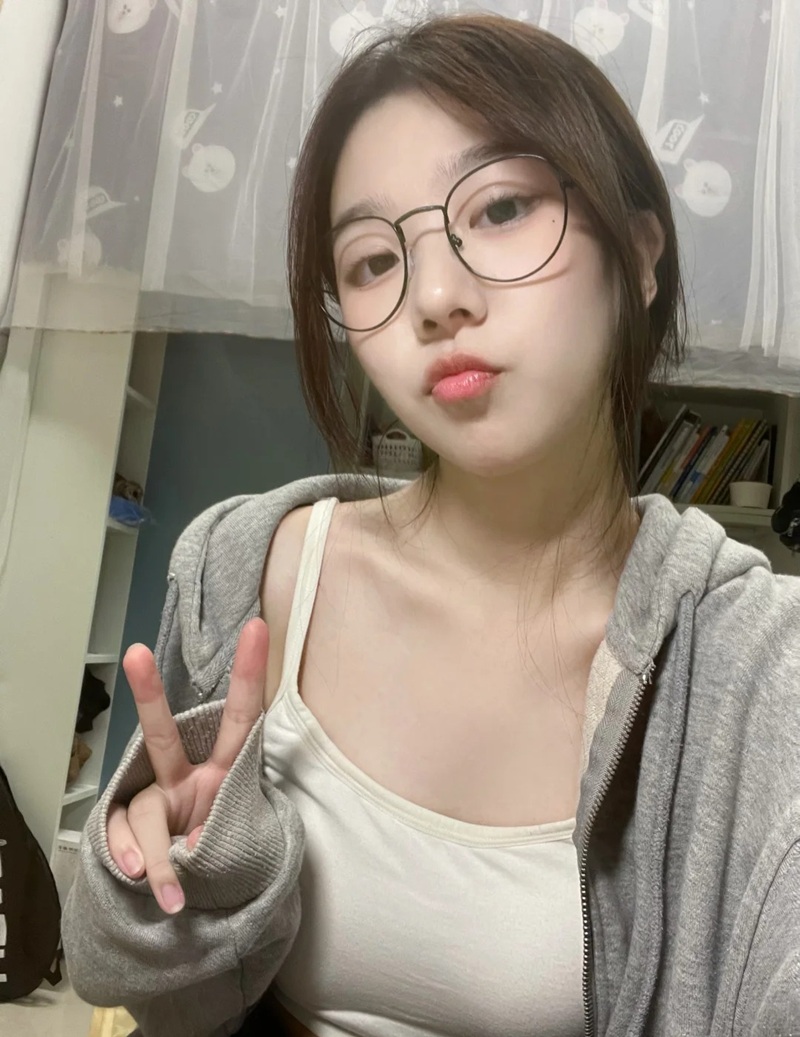 Gái Xinh Đeo Kính 23