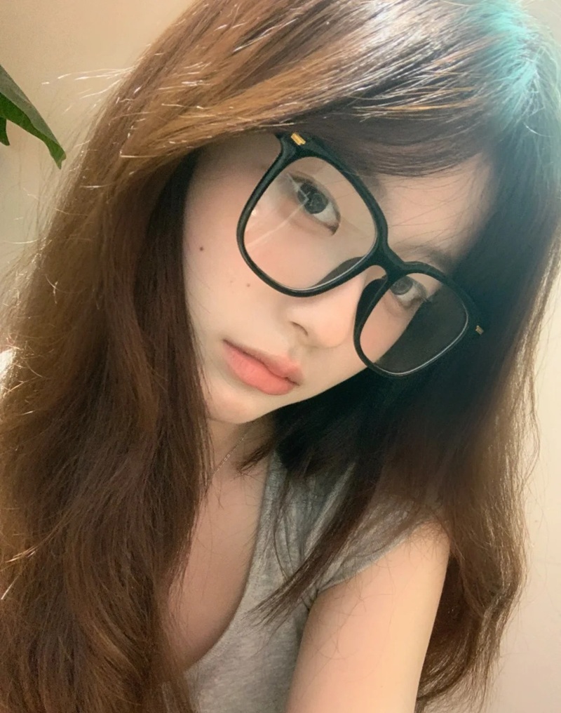 Gái Xinh Đeo Kính 17