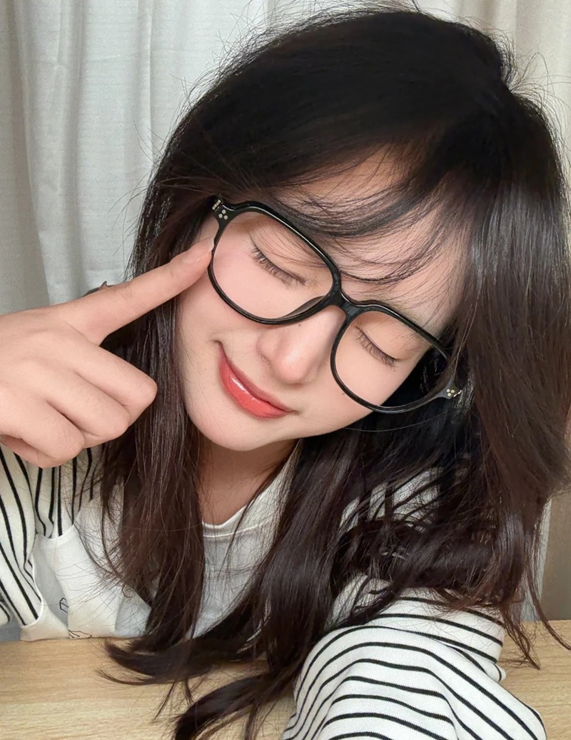 Gái Xinh Đeo Kính 14