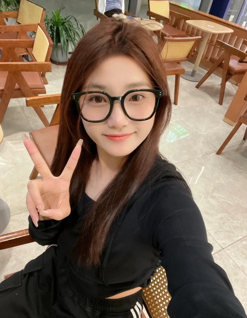 Gái Xinh Đeo Kính 13