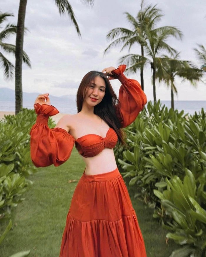 ảnh Hòa Minzy bikini 1