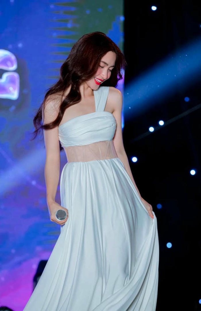 ảnh Hòa Minzy bikini 3