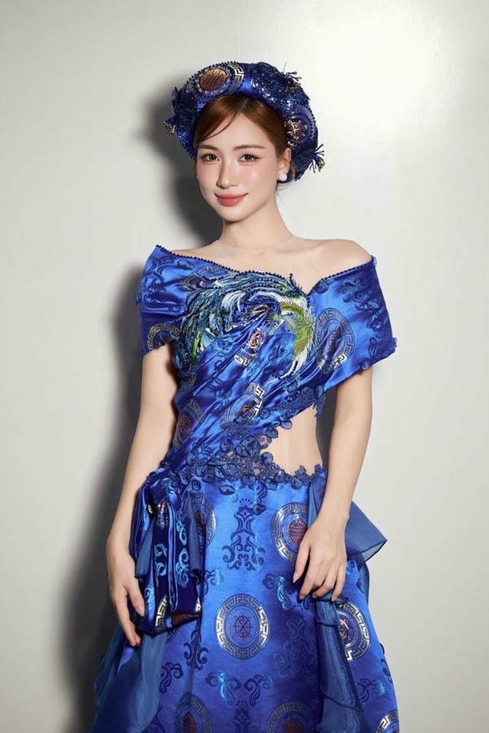 ảnh Hòa Minzy bikini 4