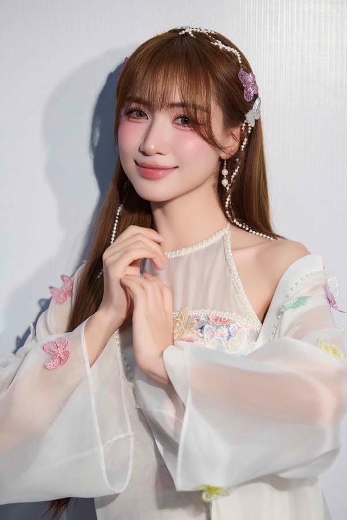 ảnh Hòa Minzy bikini 9