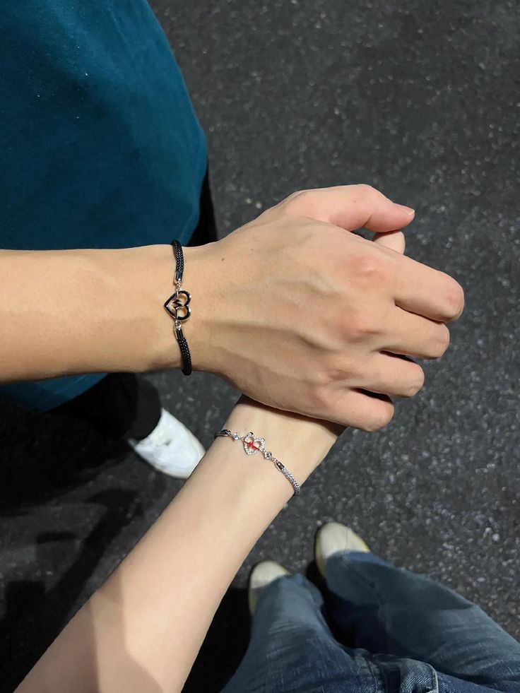 ảnh nắm tay nhau thật 12