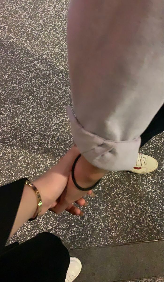 ảnh nắm tay nhau thật 13