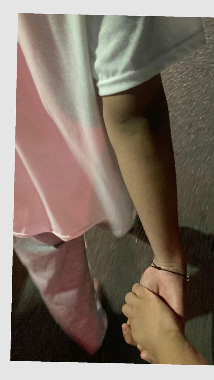 ảnh nắm tay nhau thật 18