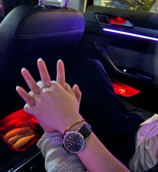 ảnh nắm tay nhau thật 26