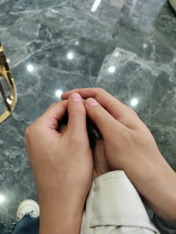 ảnh nắm tay nhau thật 30