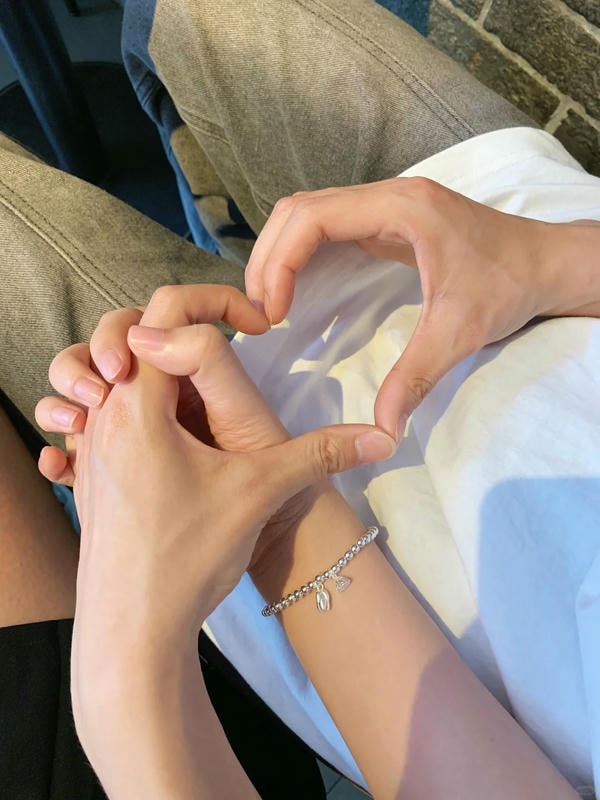 ảnh nắm tay nhau thật 33