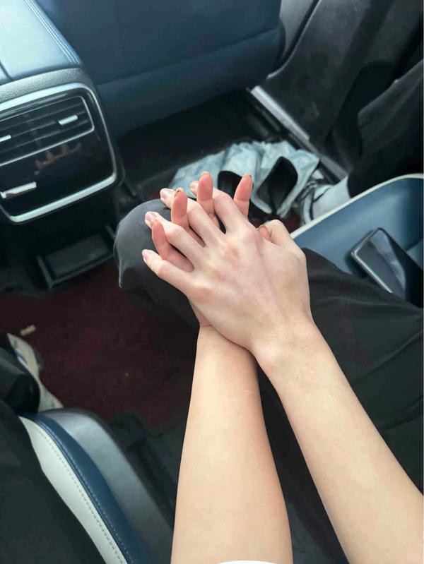 ảnh nắm tay nhau thật 36