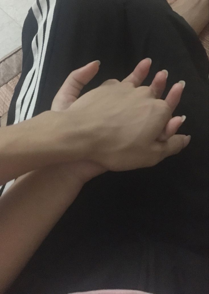 ảnh nắm tay nhau thật 7