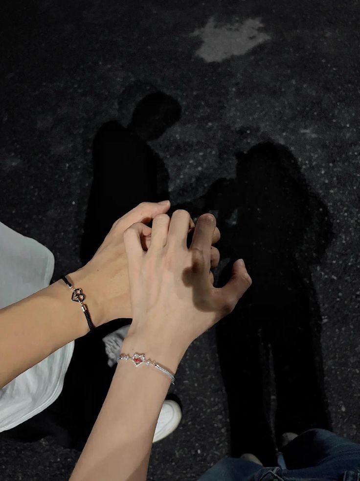 ảnh nắm tay nhau thật 9