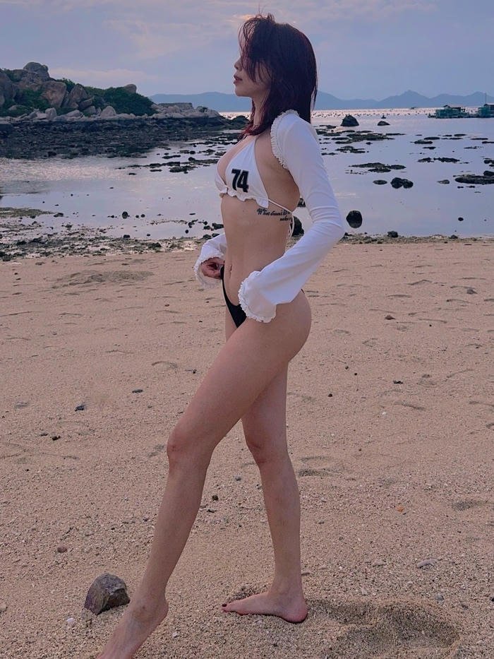 ảnh Tóc Tiên bikini 35