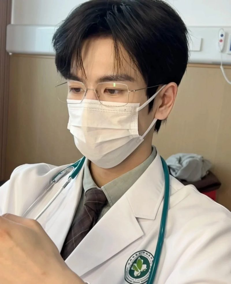 Ảnh trai đẹp đeo khẩu trang 2