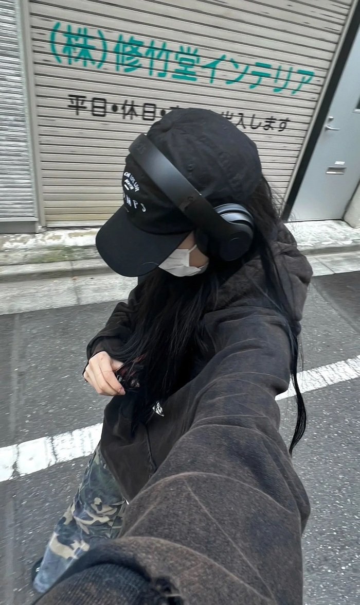 Attractive Instagram Hidden Face DP for Girls 14