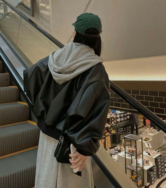 Attractive Instagram Hidden Face DP for Girls 15