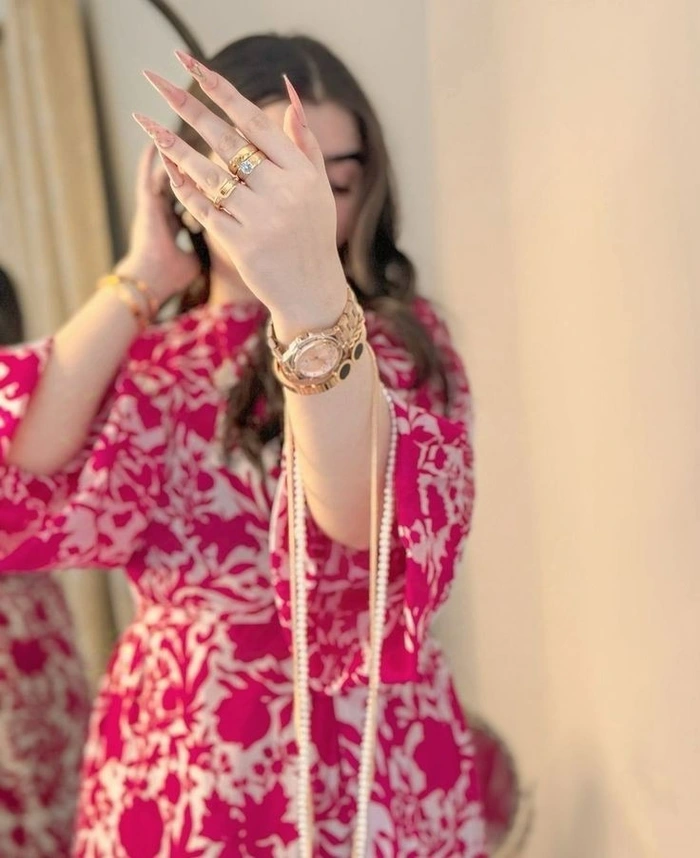 Attractive Instagram Hidden Face DP for Girls 38