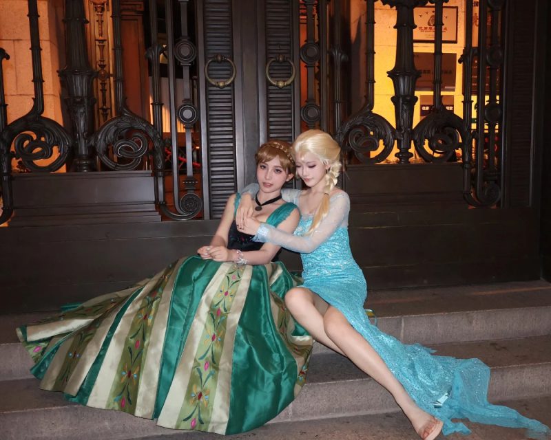 ảnh Elsa và Anna Cosplay 32