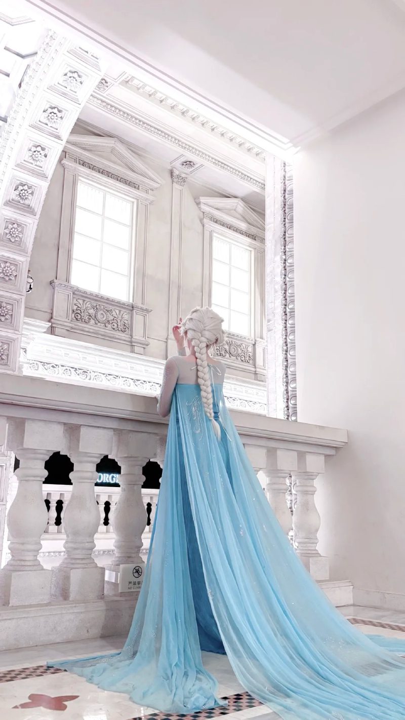 ảnh Elsa và Anna Cosplay 11