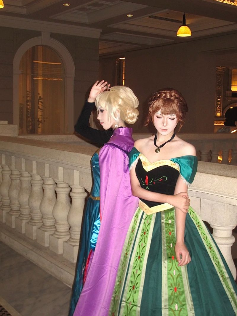 ảnh Elsa và Anna Cosplay 6