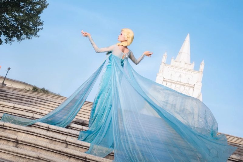 ảnh Elsa và Anna Cosplay 31