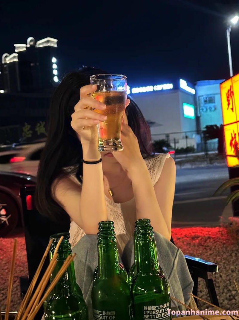 ảnh con gái uống bia 63