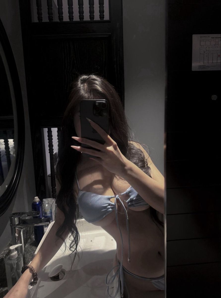 Gái khoe vú sexy 12