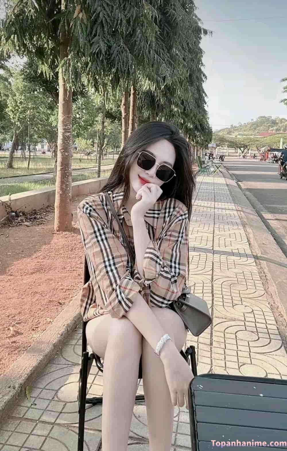 ảnh gái xinh tóc dài đeo kính che mặt 7