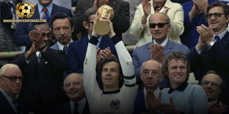 Giải nghệ 1982 ông chuyển sang huấn luyện bóng đá