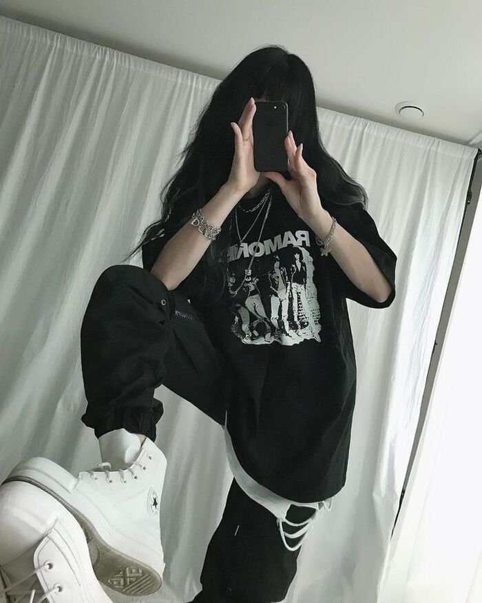 Attractive Instagram Hidden Face DP for Girls 23