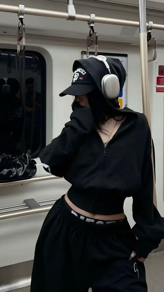 Attractive Instagram Hidden Face DP for Girls 24