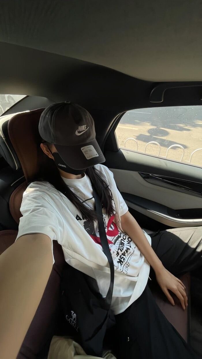 Attractive Instagram Hidden Face DP for Girls 25