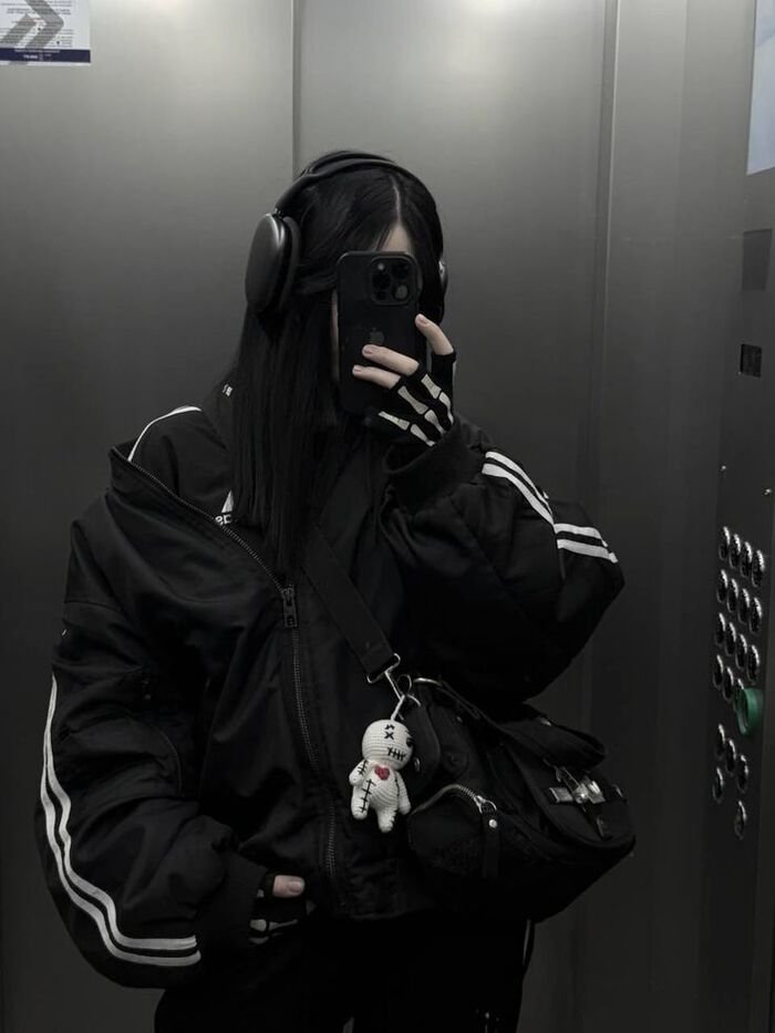 Attractive Instagram Hidden Face DP for Girls 28